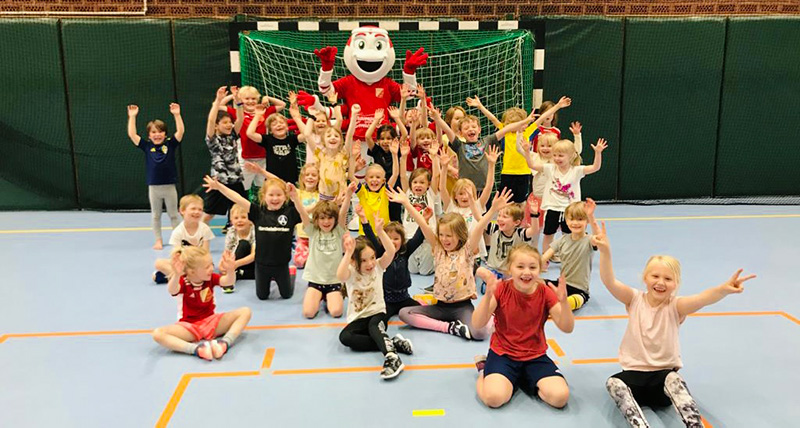 Barn på Handbollslekis jublar tillsammans med maskoten