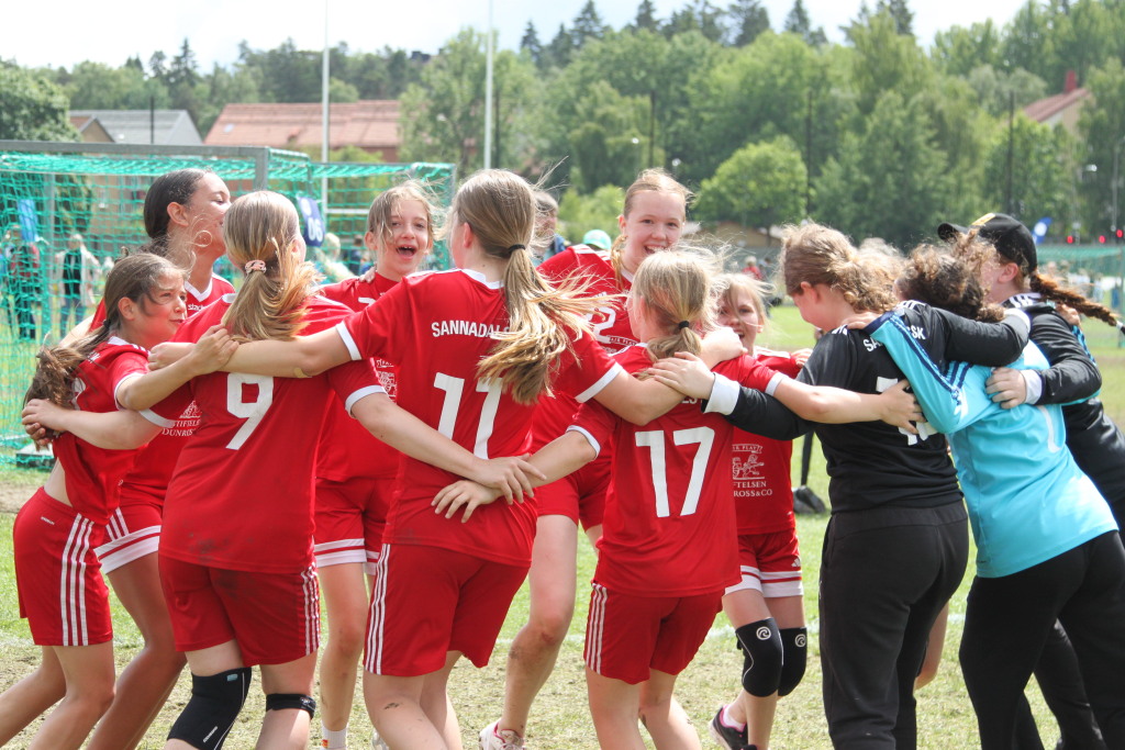 Sannadals F2013 jublar tillsammans på Eken Cup